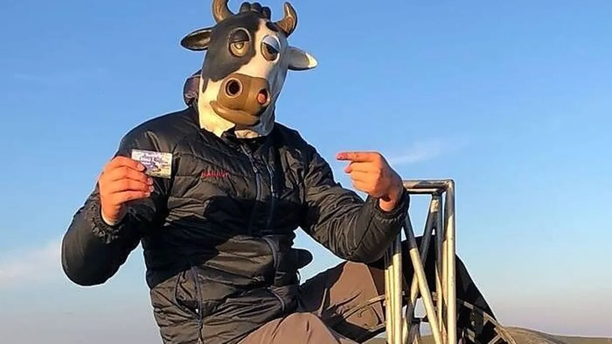 Sogar auf einem Gipfelkreuz wurde für die Landjugendparty Werbung gemacht