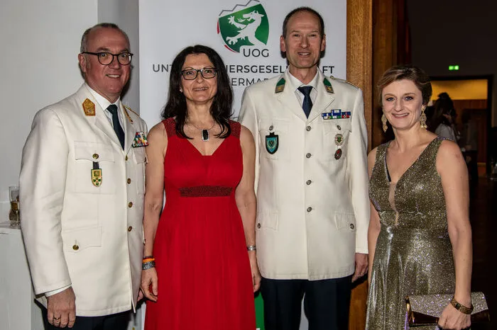 Militärkommandant Brigadier Heinz Zöllner (links) ist Schirmherr der traditionellen Ballveranstaltung am Rosenmontag in der Belgierkaserne.