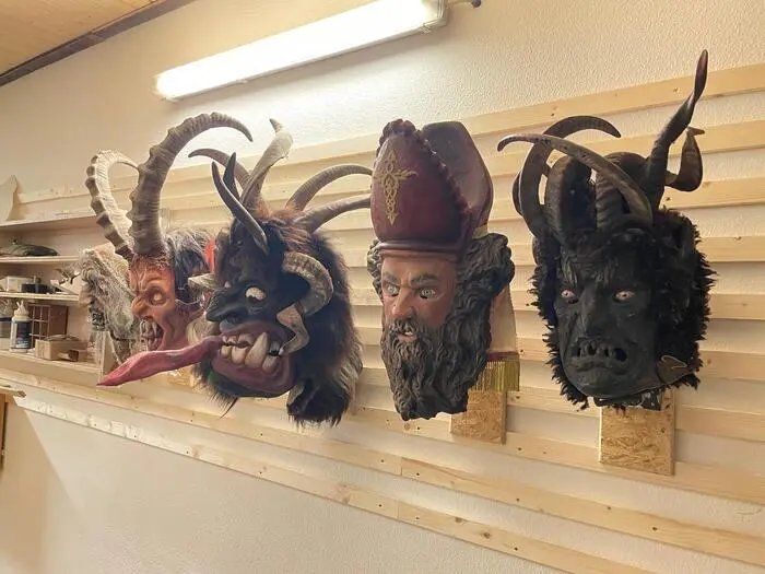 Der Oststeirer schnitzt auch Krampusmasken