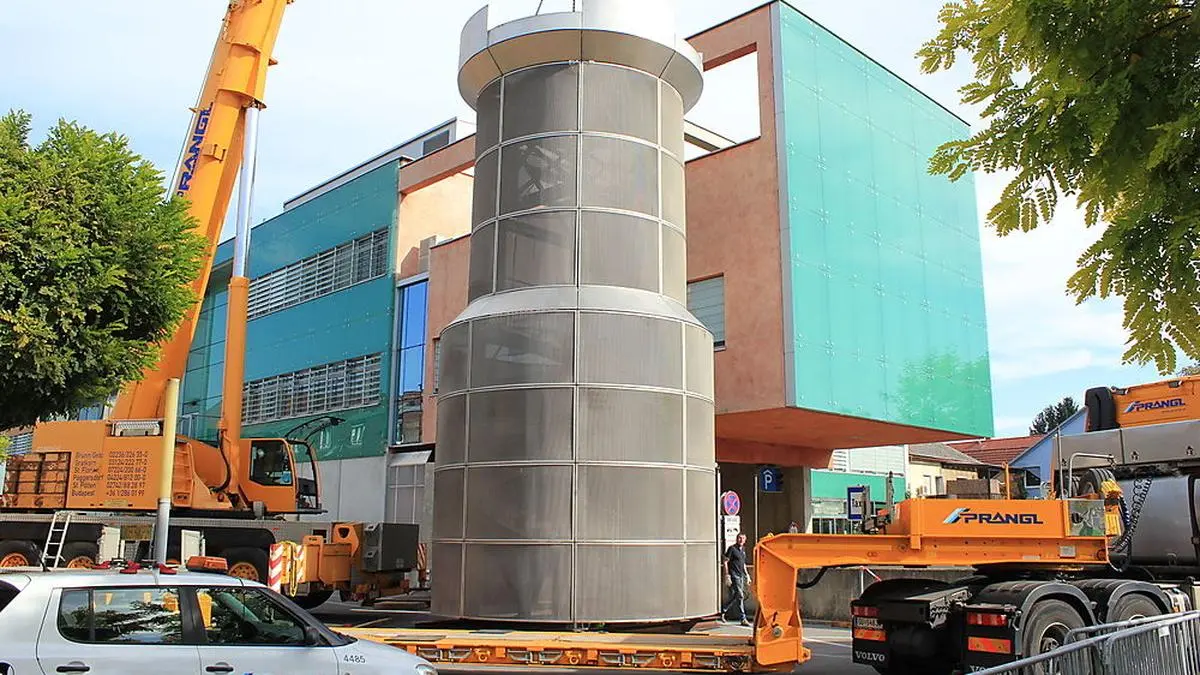 Am Freitag wurde der 15 Tonnen schwere Stadtturm auf den Tieflader gehoben