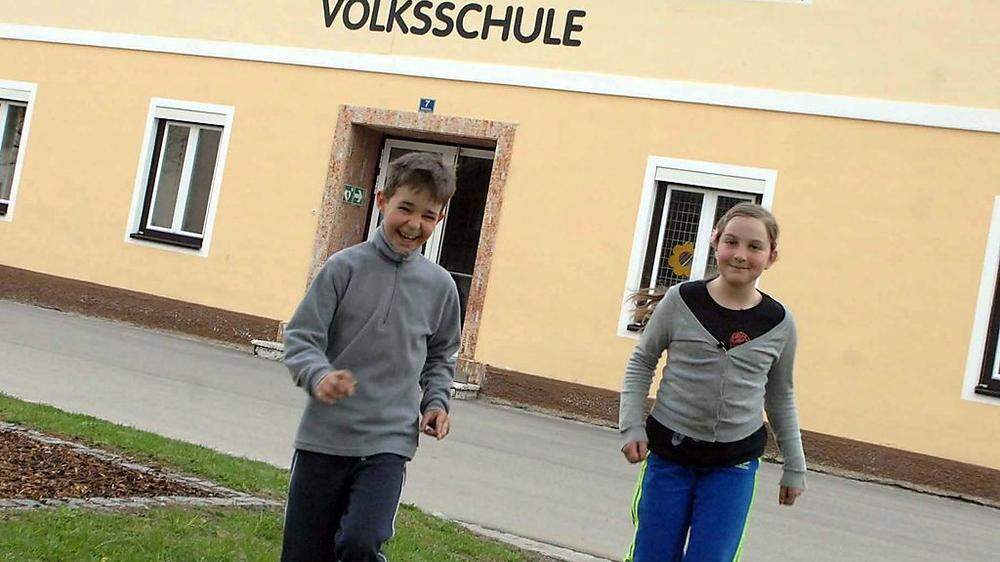 Felix Knapp (8) und Julia Komer (9) vor dem Schulgebäude in Grades