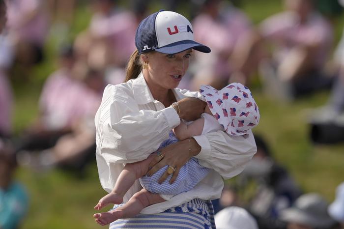 Scottie Schefflers Frau Meredith und ihr gemeinsames Baby Bennett freuten sich mit dem Olympiasieger