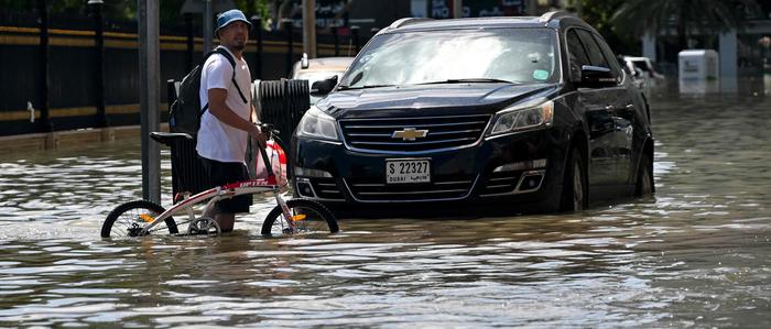 In Dubai kommt es derzeit zu einer Jahrhundertflut 