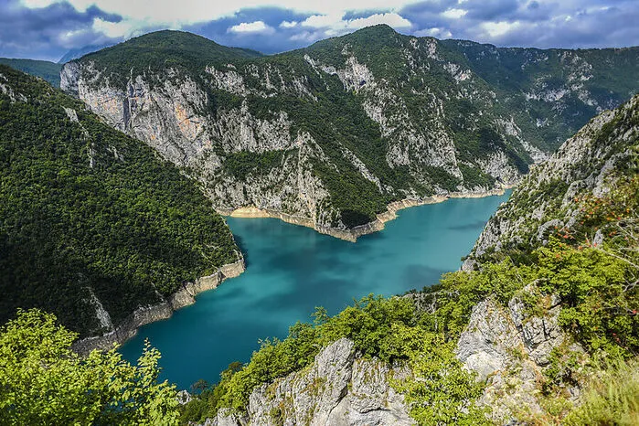 Dort allerdings interessant geformt als bis zu 2500 Meter hohe Berge, zwischen denen sich wildromantische Schluchten wie die Tara winden. Natürlich führt eine Brücke darüber, wer sich traut, der kann das aber auch mit einer Seilrutsche tun und den ungestörten Blick 160 Meter in die Tiefe auf Fluss und Rafter genießen, die in ihren Booten fleißig paddeln.