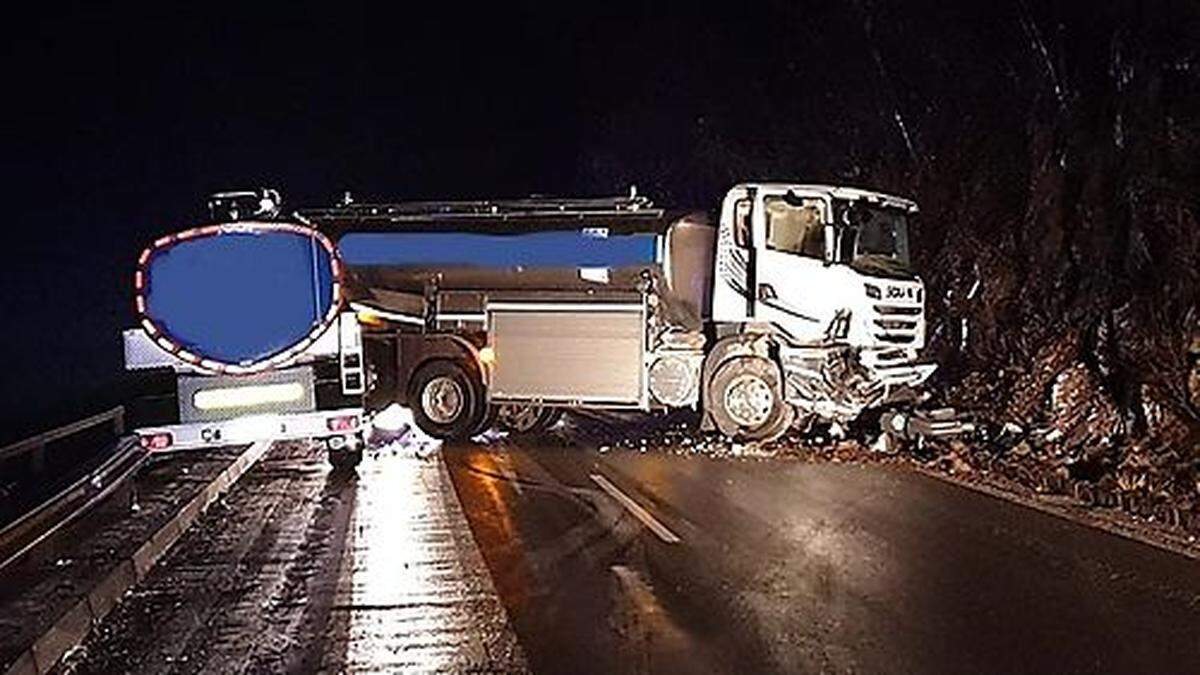 Die Feuerwehren Kirchenlandl, Mooslandl und Hieflau rückten zu dem Lkw aus