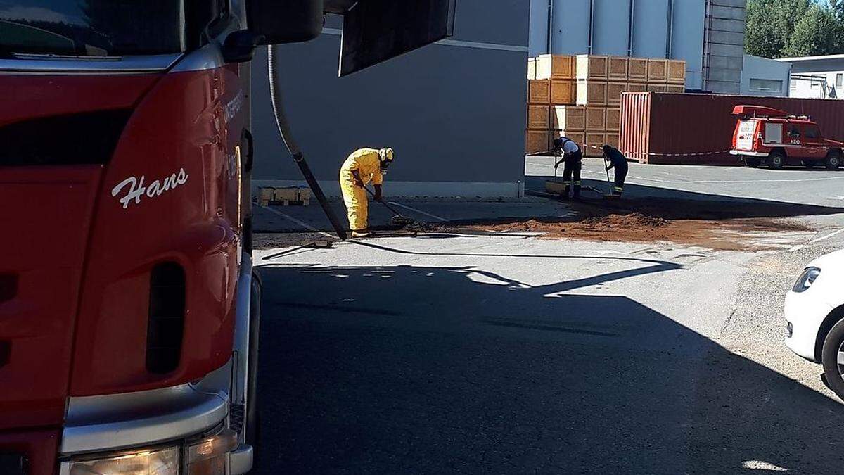 Die Betriebsfeuerwehr, die Feuerwehren Deutschlandsberg und Schamberg sowie die Polizei, das Rote Kreuz und der Chemiealarmdienst rückten zum Einsatz aus