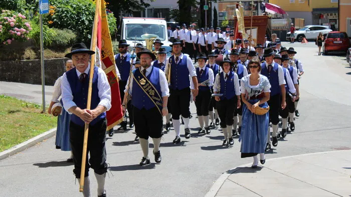 Der Festzug in den Stiftshof wurde von der Marktkapelle Eberndorf-Kühnsdorf angeführt.
