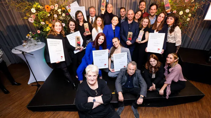 Das Gruppenfoto der Sieger vom Vorjahr: Fürs Lebenswerk zeichneten wir die Austropoplegenden Stefanie Werger und Gert Steinbäcker aus. In der Gastro gewann die „Hummel“, als Newcomer „Minimali“, fürs Soziale Engagement die HAK Grazbachgasse, beim Sport der TSC „The One“, in der Wirtschaft Brigitte und Josef Moßhammer, beim Entertainment Tom Lohner und in der Kultur Fiston Mwanza Mujila.