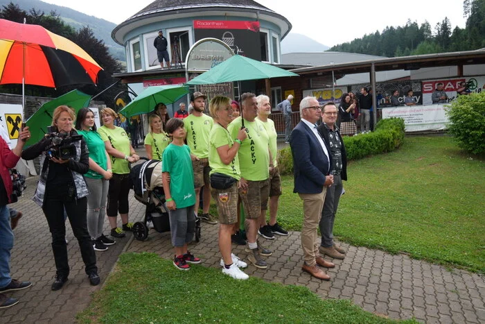 Neben Landtagspräsident Reinhart Rohr und Bürgermeister Michael Maier erwartet auch eine Abordnung des Fanclubs den heimischen Ski-Star