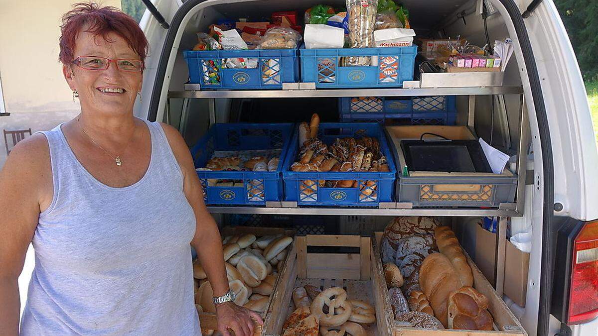 Uschi Höflers Kofferraum voll Köstlichkeiten (oder, wie sie gegen Ende ihrer Tour sagt: „Ist nicht mehr viel drin. Heute haben’s mich schon ausgeraubt!“)