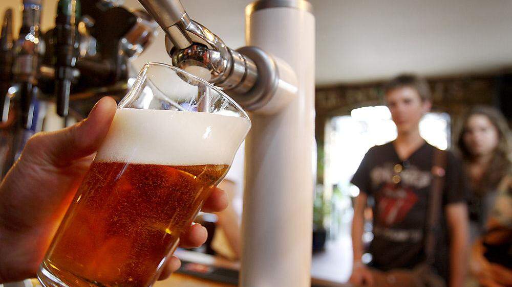Die britische Getränke- und Gaststättenbranche fordert eine niedrigere Biersteuer im Kampf gegen das Pubsterben