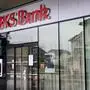 ABD0014_20250404 - PÖRTSCHACH - ÖSTERREICH: ++ THEMENBILD ++ Illustration zum Thema "Banken / BKS Bank / Finanzinistut" - Das Logo einer Filiale der BKS Bank, aufgenommen am Freitag, 28. März 2025, in Pörtschach. - FOTO: APA/BARBARA GINDL