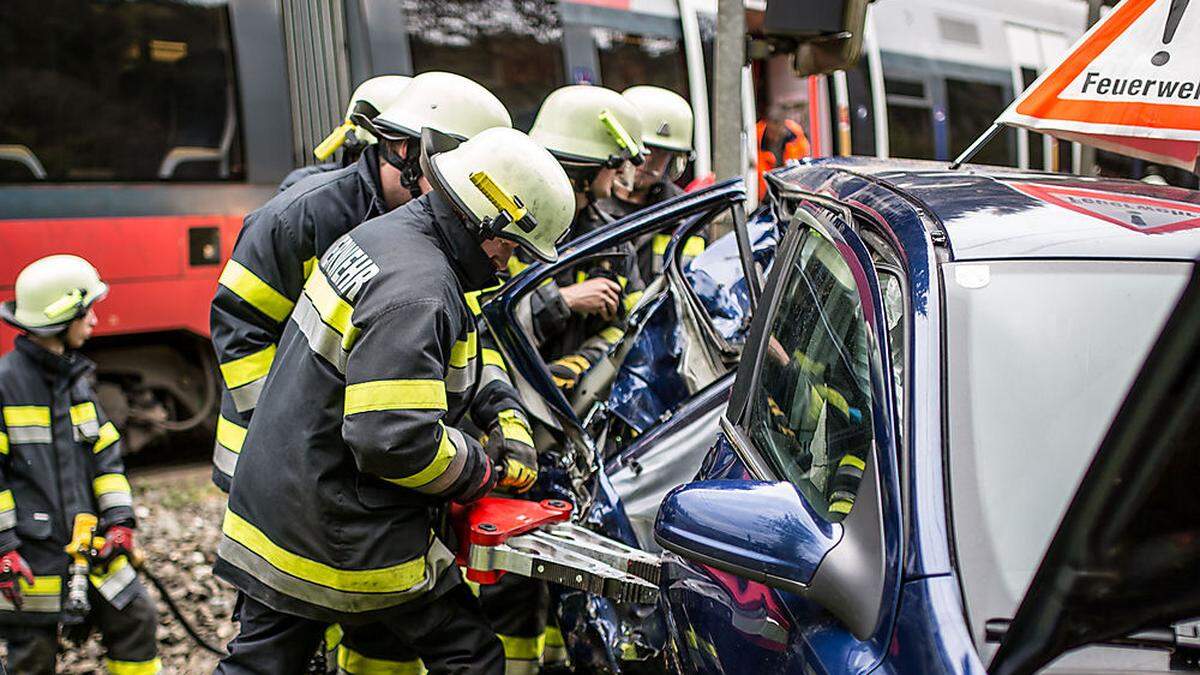 Die Feuerwehren sind bei ihren Einsätzen ständig Gefahren ausgesetzt