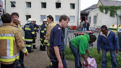 Während der Fußball-EM brannte das Heim. Flüchtlinge sprangen aus den Fenstern. Ein Mann starb