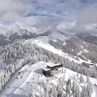 Die Skigebiete in den Kärntner Bergen, wie hier in den Nockbergen, präsentieren sich trotz des warmen Winters tief verschneit