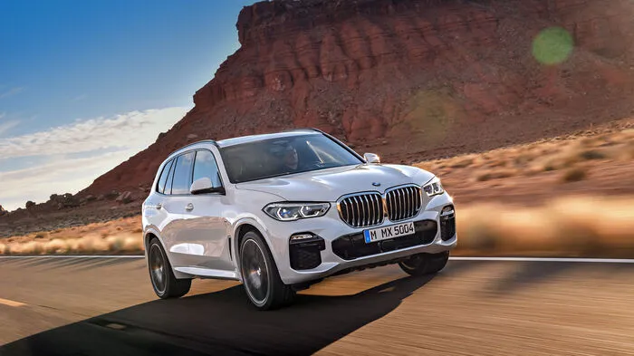 Im Vergleich zum Vorgängermodell hat sich der neue BMW X5 in der Länge um 36 auf 4922 Millimeter zugelegt, wovon auch der Radstand profitiert, der um 42 Millimeter jetzt knapp drei Meter misst. In der Breite streckt sich das SUV um 66 auf 2004 Millimeter und in der Höhe um 19 auf 1745. Kein Wunder: Denn das große SUV der Bayern wird optional erstmals mit einer dritten Sitzreihe mit zwei zusätzlichen Plätzen erhältlich sein.