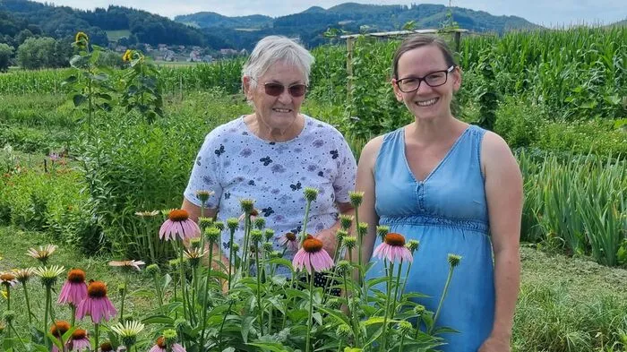 Mutter Cilli und Tochter Ursula arbeiten beide gerne am Blumenfeld