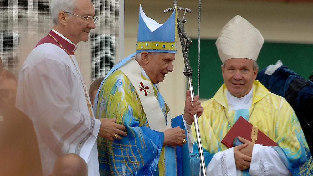 Kardinal Christoph Schönborn (rechts) beim Papstbesuch Benedikts im Jahr 2007 in Mariazell