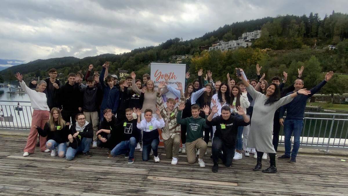 Gruppenfoto am Gelände des Camp Royal X in Seeboden