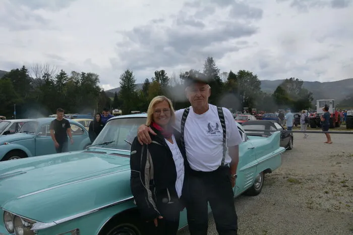 Zahlreiche Leute schlenderten durch die Autoreihen, tauschten sich aus und machten Fotos.