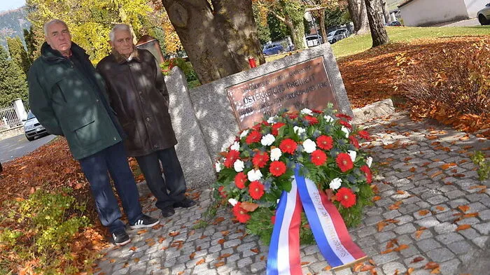 Ernst Ranacher und Josef Wurzer beim Mahnmal auf dem Pfarrplatz St. Andrä