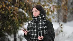 Russia Weather 9044699 12.11.2025 A young woman walks on a street during a snowfall in Novosibirsk, Russia. Alexandr Kryazhev / Sputnik Novosibirsk Russia PUBLICATIONxINxGERxSUIxAUTxESTxLTUxLATxNORxSWExDENxNEDxPOLxUKxAUSxONLY Copyright: xAlexandrxKryazhevx