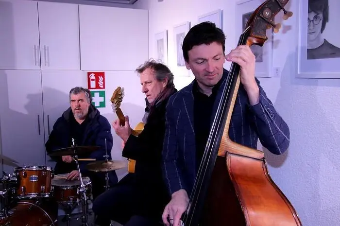 Musikalisch umrahmt wurde die Ausstellungseröffnung vom Trio Peter Erreger.