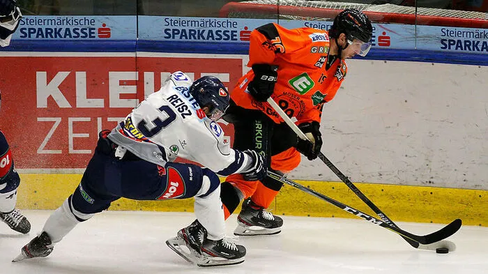 Lukas Kainz (r.) war 37 Minuten auf der Strafbank