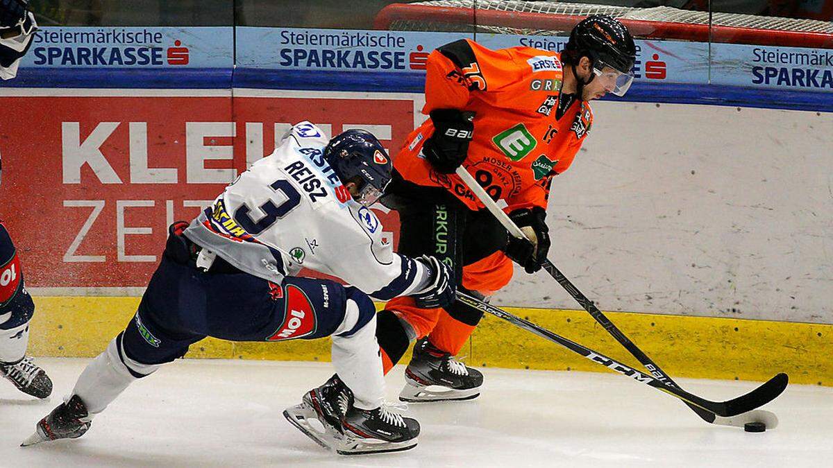 Lukas Kainz (r.) war 37 Minuten auf der Strafbank