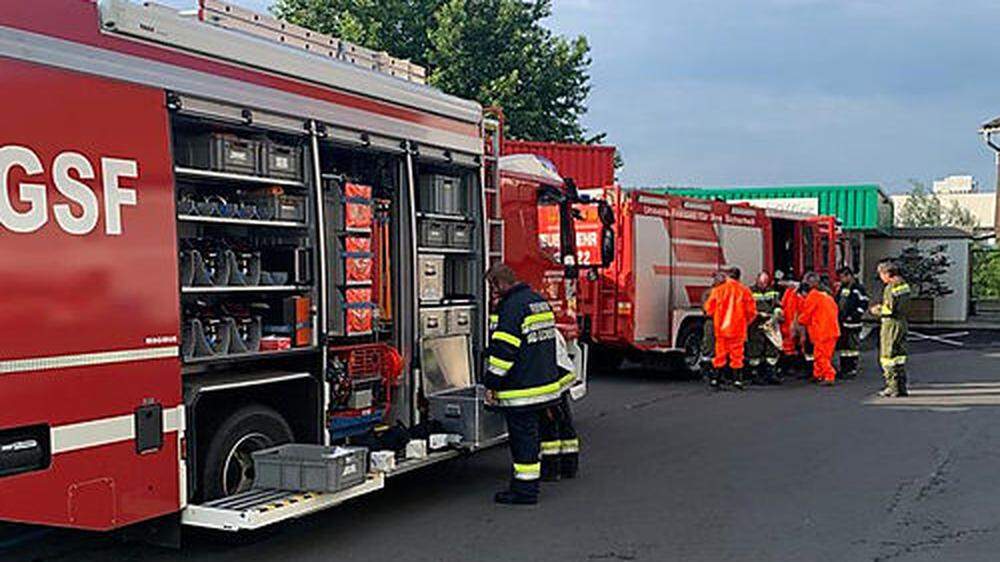 Das Gefährliche Stoffe-Fahrzeug und Atemschutzkräfte von sieben Feuerwehren sind im Einsatz