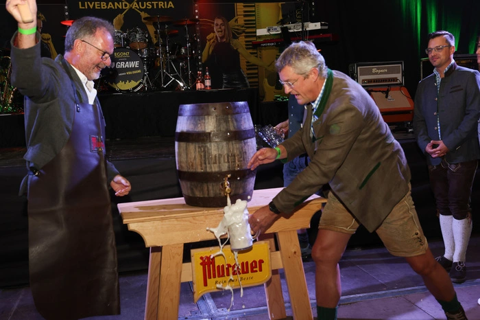 "Aunzapft is" hieß es beim Bockbieranstich, vorgenommen von Bürgermeister Ewald Peer und Bauerbunddirektor Franz Tonner