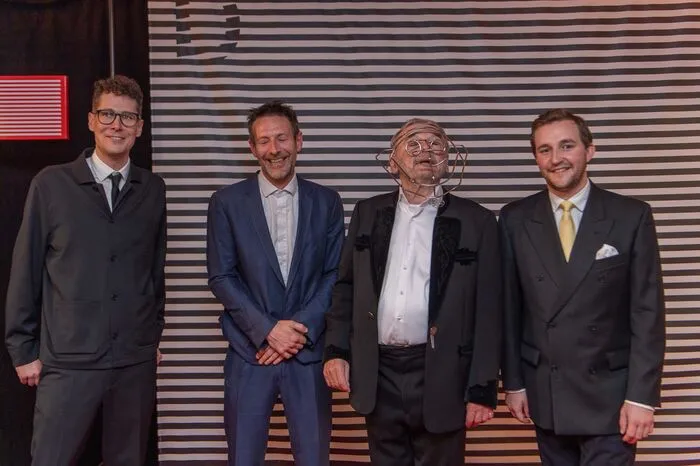 Branko Samarovski (2. von rechts) mit seinem Preisstifter Constantin Luser (2. von links) und den Diagonale-Intendanten Sebastian Höglinger (links) und Peter Schernhuber