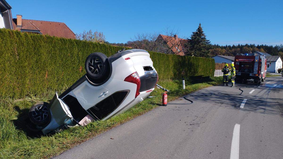 In Walkersdorf kam eine Lenkerin mit ihrem Auto von der Straße ab – Pkw blieb am Dach liegen