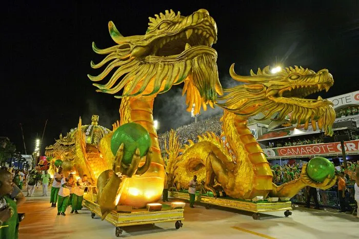 Imperio Serrano, eine der traditionsreichsten Sambaschulen der Stadt, eröffnete die Show unter dem Motto "China". Mit einer riesigen Pagode auf dem ersten Wagen, gefolgt von zwei goldenen Drachen, zog sie ins Sambodrom ein.