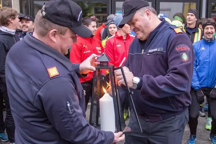 Bei der Übergabe des Friedenslichtes beim Feuerwehrzentrum Weiz