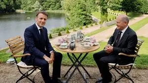 Teetrinken wird nicht mehr reichen: Emmanuel Macron und Olaf Scholz beim Frühstück in Schloss Meseberg in Brandenburg