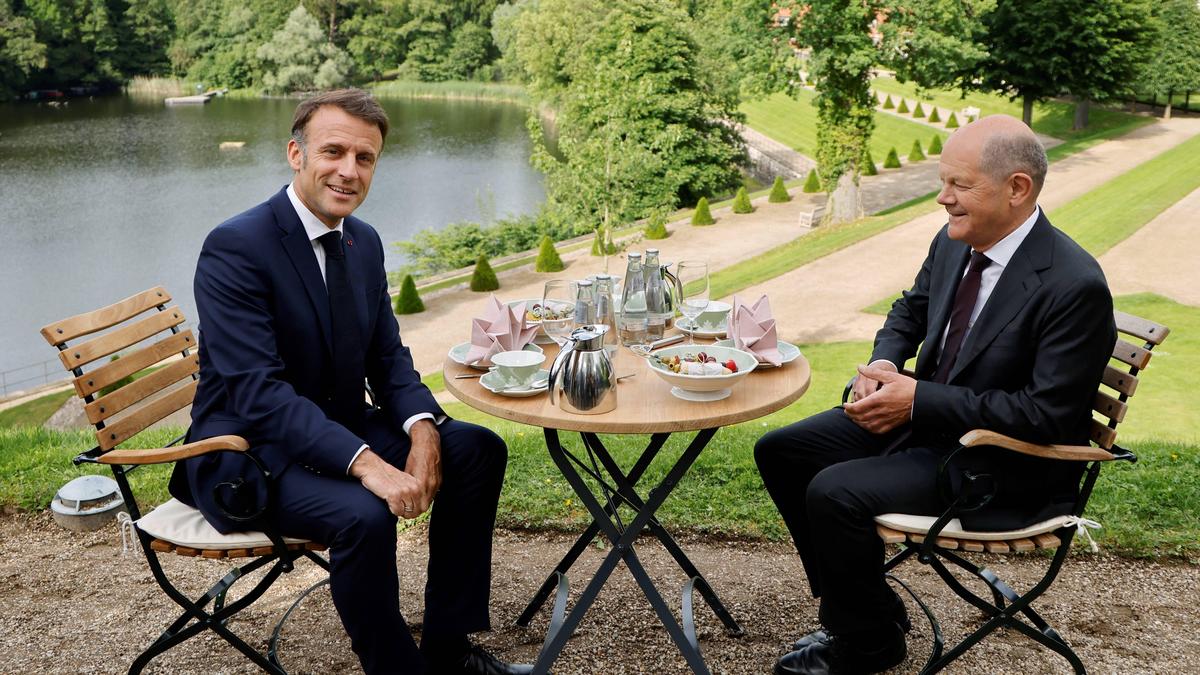 Teetrinken wird nicht mehr reichen: Emmanuel Macron und Olaf Scholz beim Frühstück in Schloss Meseberg in Brandenburg