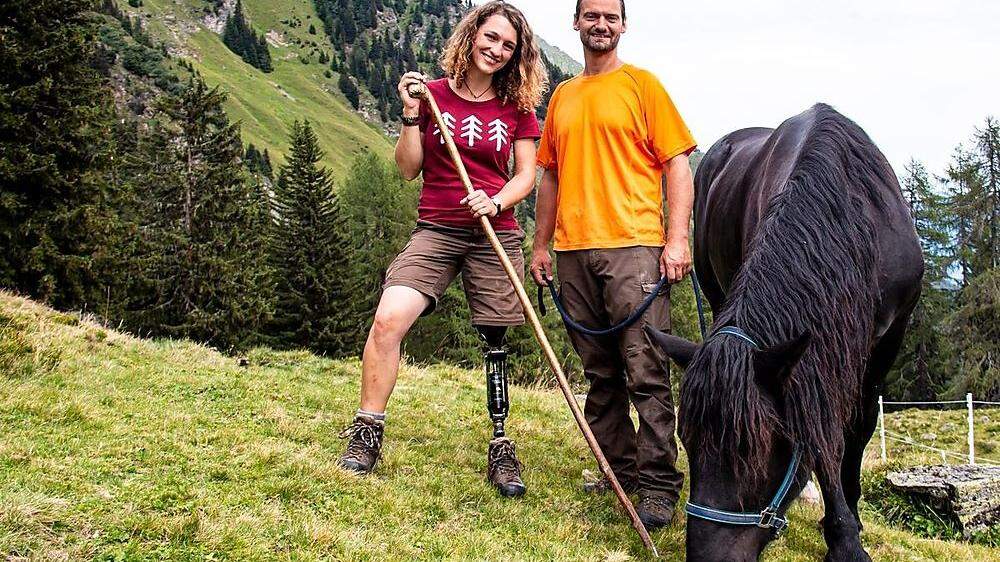 Andrea Fürstaller und Thomas Veiter haben eine enge Beziehung zu ihrem Pferd Nero, der sie beim Holzrücken auf der Mellitzalm kräftig unterstützt 