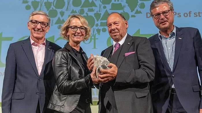 Günter Nebel wurde für sein Lebenswerk geehrt (Im Bild mit WK-Präsident Josef Herk, Landtagabgeordneter Alexandra Pichler-Jessenk und WK-Direktor Karl-Heinz Dernoscheg)