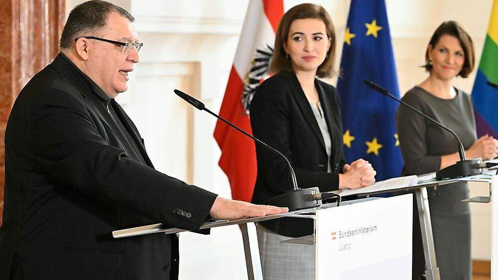 DÖW-Leiter Gerhard Baumgartner, Justizministerin Alma Zadic (Grüne) und Verfassungsministerin Karoline Edtstadler (ÖVP).