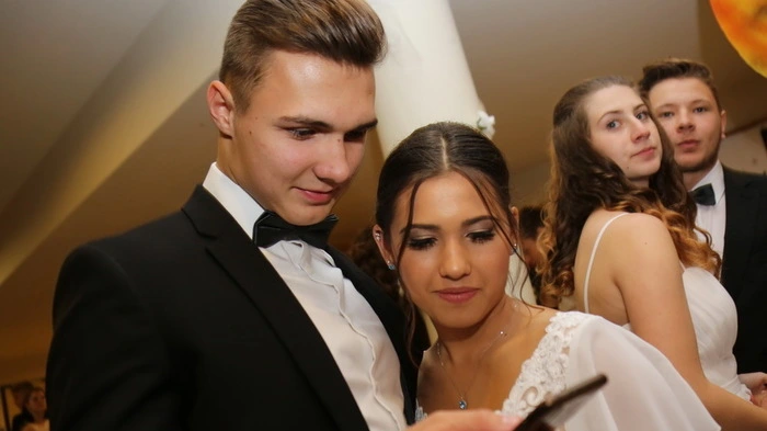 Klicken Sie sich durch die besten Bilder einer intergalaktischen Ballnacht!