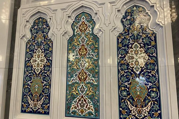 Die Moschee vereinigt alle Stile des Landes
