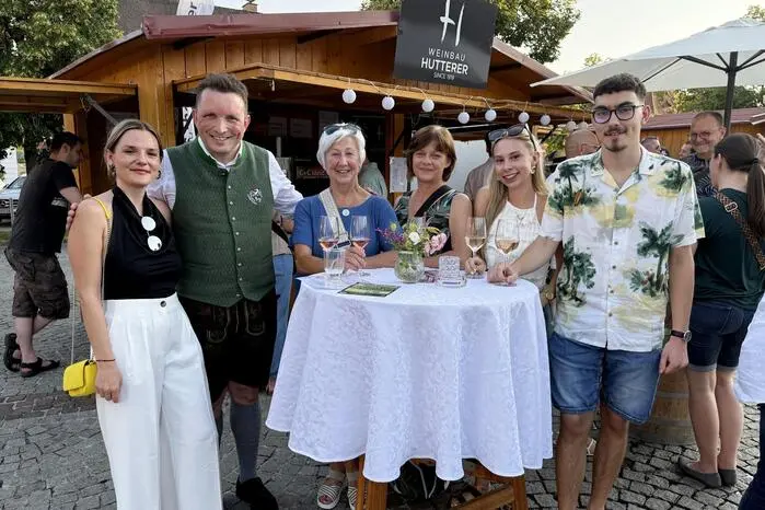  Eine Vielzahl begeisterter Weinliebhaber verkosteten die variantenreiche Weinvielfalt und kulinarischen Schmankerln. 
