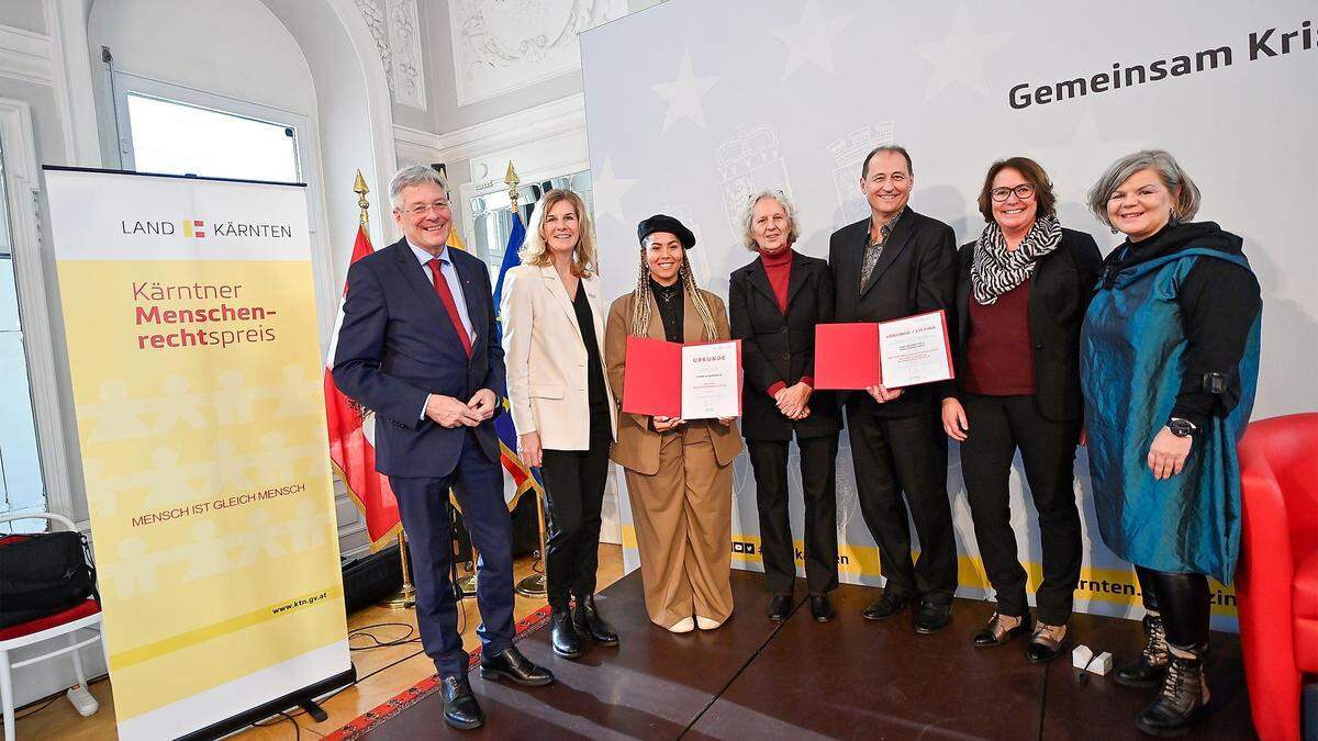 Landeshauptmann Peter Kaiser, Diakonie-Vorständin Astrid Körner, Preisträgerin Chantal Bamgbala, die Preisträger Angelika Hödl und Gabriel Lipuš (Radio Agora), Astrid Roblyek (Stv. Vorsitzende der Jury) und LAbg. Ruth Feistritzer bei der Verleihung des Kärntner Menschenrechtspreises 2023