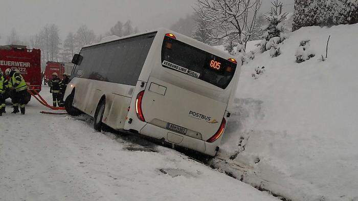 In Leutschach rutschte ein Bus in den Graben
