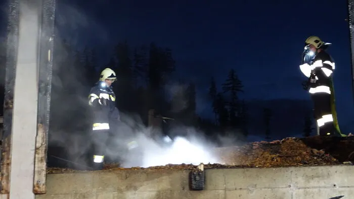 "Wir sind schon 18 Stunden im Einsatz, ein Ende ist noch nicht in Sicht", hieß es kurz nach Mitternacht seitens der Feuerwehr.