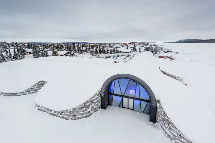 Nach einer erfrischenden Nacht in den thermischen Schlafsäcken auf den mit Rentierfellen bedeckten Betten können die Gäste ihren Tag in der Sauna, im Whirlpool oder im Eisbad verbringen. Die Gegend rund um Jukkasjärvi ist für Winteraktivitäten wie Schlittenfahrten mit Hunden und Rentieren oder auch für Schneemobiltouren beliebt. Besonders beeindruckend sind die Polarlichter, die die Reisenden hier im Winter miterleben können.