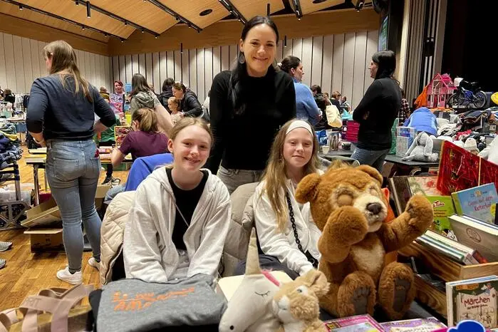 Das riesige Secondhand-Angebot reicht für Kinder vom Baby- bis zum Jugendalter und zog eine Vielzahl an Interessierten in die Verkaufshalle