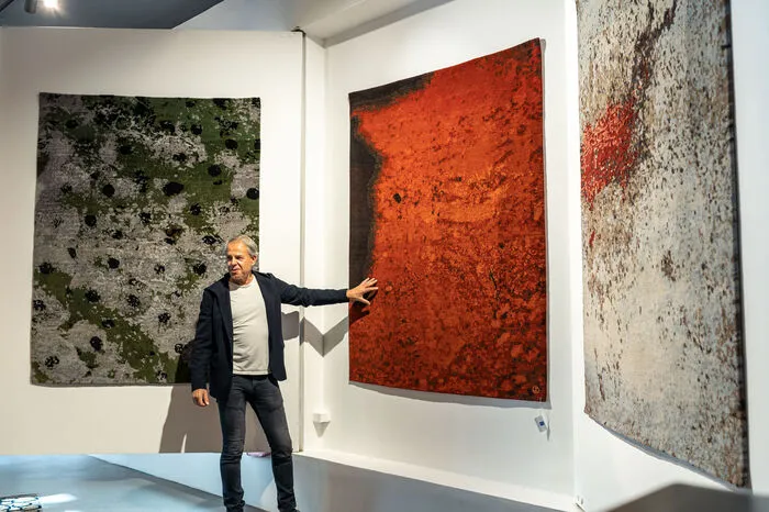 Für die Teppiche, die in Kooperation mit Gerhard Roth entstanden, wurden Fotografien aus dem Bildband "Spuren" vergrößert und stilisiert 
