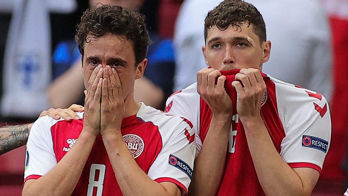 Dänemarks Spieler waren vom Zusammenbruch ihres Teamkollegen sichtlich betroffen.